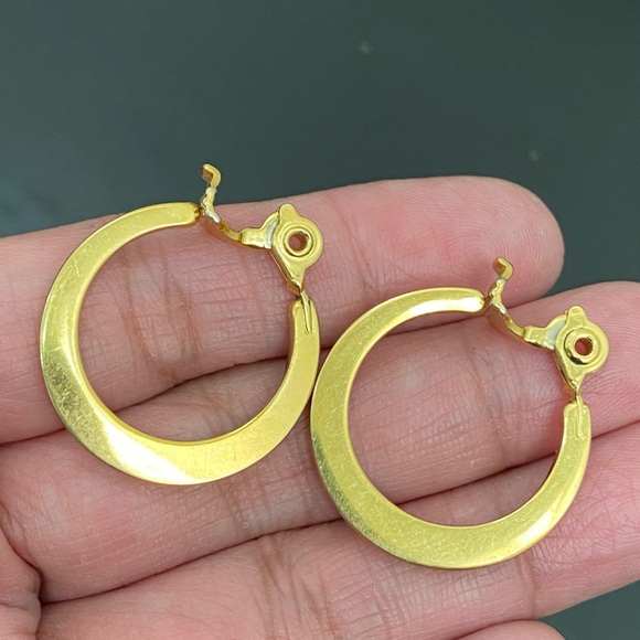 Vintage MONET Gold-tone Clip On Hoop Earrings 8g - Picture 6 of 12